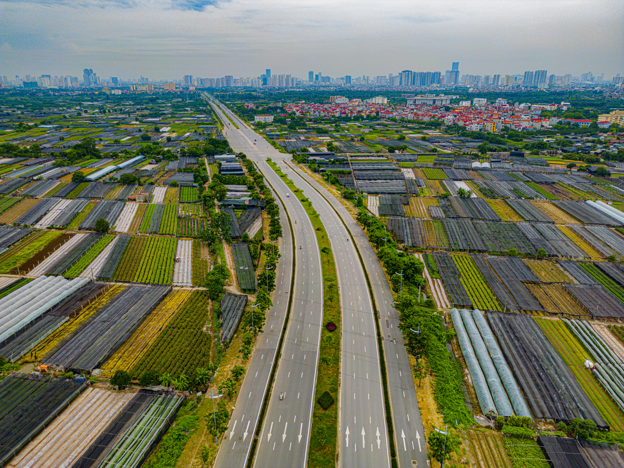 Người dân phía Tây Hà Nội đón tin vui: Đại lộ rộng 10 làn xe sắp hoàn thành, “mở lối” từ siêu đô thị của tỷ phú Phạm Nhật Vượng đến thẳng khu Tây Hồ- Ảnh 1.